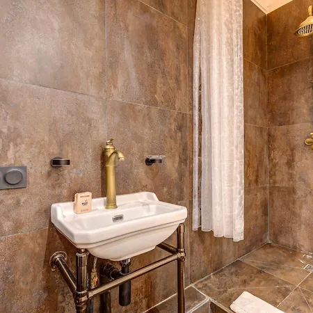 Apartment Comfortable 2bd 2bth By Gare De Lyon